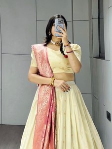 Lehenga Choli en soie Paithani de créateur avec richesse de broderies Zari et dupatta contrastant – Collection ethnique - Product Image 5