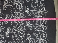 Tissu en coton noir de jais en gros avec broderie florale blanche et travail de cordon 3D pour vêtements de créateurs et décoration intérieure