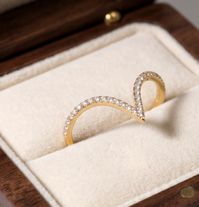 Bague de mariage et de promesse en or massif 10K 14K 18K avec diamant de laboratoire rond, en platine, fine, en forme de V, minimaliste, courbée, style chevron - Product Image 1