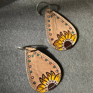 Porte-clés en cuir taillé sculpté à la main Porte-clés en cuir de forme exotique mignon Accessoires en cuir taillé Porte-clés mignons pour unisexe - Product Image 2