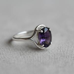 Bague de fiançailles artisanale en argent sterling 925 avec améthyste taille ovale, bijou minimaliste pierre de naissance de février pour mariage et soirée - Product Image 1