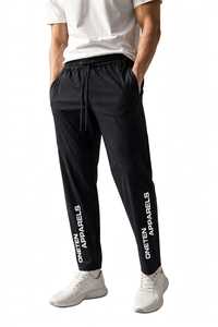 ONETEN APPARELS กางเกงวอร์มสีดำสำหรับผู้ชาย เอวยางยืด มีเชือกผูก แห้งเร็ว น้ำหนักเบา กางเกงจ็อกเกอร์ลำลองพร้อมพิมพ์โลโก้ด้านข้าง - Product Image 1