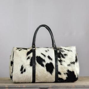 Bolsa de Viaje de Gran Capacidad con Cierre de Cremallera y Estampado de Piel de Vaca de Imitación - Product Image 2