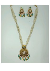 Ensemble de collier élégant en perles argentées avec pendentif traditionnel et boucles d'oreilles assorties pour mariage, fête nuptiale et occasions festives - Product Image 3