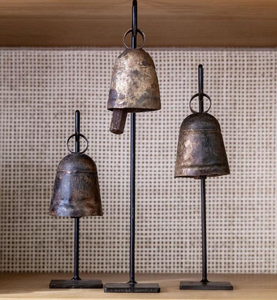 Campanas de vaca de hierro de estilo vintage con acabado metálico envejecido para control de animales y encanto rústico para el hogar y el jardín. - Product Image 4