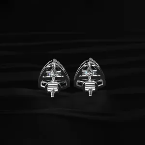 Boucles d'oreilles clous pavées de diamants taille Trillion avec halo de diamants certifiés IGI – Bijoux en diamant faciles à porter pour femme - Product Image 5