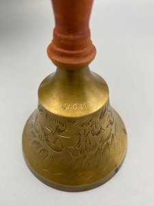 Cloche à main en laiton à motif unique avec manche en bois pour les rituels quotidiens, les activités de groupe et sonnerie claire, cloche à main en laiton faite à la main - Product Image 6