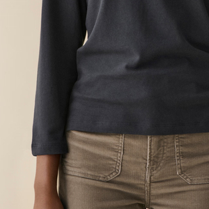 เสื้อยืดผู้หญิงคุณภาพสูง เนื้อผ้าเรียบเนียน ใส่ได้ทุกวัน ดีไซน์แขนยาว ผลิตจากวัสดุที่นุ่มสบาย พร้อมโลโก้ - Product Image 3