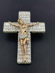 Pendentif croix en argent 925 plaqué or jaune avec pierre moissanite taille baguette, pendentif religieux, bijoux chrétiens - Product Image 1