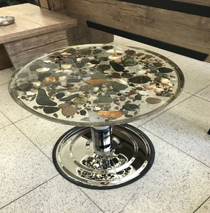 Cette table basse en bois à bord naturel irrégulier présente un magnifique bassin central en résine bleue avec des pierres et est proposée à prix de gros. - Product Image 6