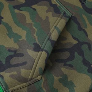 เสื้อสเวตเชิ้ตแขนยาวคอวีแบบแร็กแลนลายพราง AKA Camo Chenille ปักตัวอักษรกรีก สำหรับทุกเพศ สวมใส่สบาย พรีเมียม ทรงลำลอง - Product Image 4