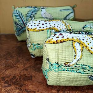 Grande trousse de maquillage portable en coton imprimé au bloc, matelassée, motif personnages tendance, pour l'été - Product Image 5