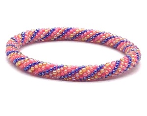 Meilleur prix du marché pour un bracelet en perles de verre fait main au crochet, design tendance et accrocheur, multicolores, de qualité supérieure, en vente - Product Image 1