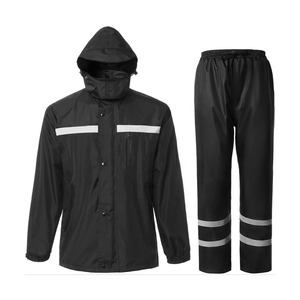 Traje de lluvia negro para hombre con tiras reflectantes, chaqueta con capucha y pantalones, conjunto impermeable para exteriores - Product Image 1