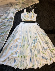 ผ้าจอร์เจตต์เนื้อนุ่มสำหรับชุด RTW ดีไซน์หรูหรา ลายดอกไม้พิมพ์ลายด้วยมือ ความยาวระดับข้อเท้า ชุดเลเฮนกาโชลีแบบกลับด้านได้สำหรับงานแต่งงาน สไตล์อินเดีย - Product Image 6