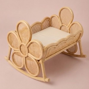 Berceau à bascule artisanal en rotin naturel pour poupées, jouets de nurserie pour enfants, écologique, tressé, miniature, lit de poupée - Product Image 1