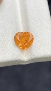 Piedra de Granate Mandarina Spessartita Natural Certificada por IGI, Corte en Forma de Corazón, con Buen Color y Brillo, Calidad de 3.68 Quilates - Product Image 5