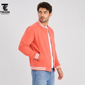 Veste varsity pour homme conçue pour un confort urbain, offrant une chaleur respirante et un style classique inspiré de l'athlétisme pour les looks décontractés au quotidien. - Product Image 2