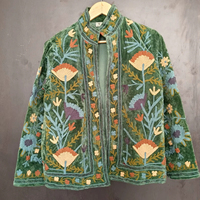 Veste Suzani d'hiver en velours tricoté brodé à la main d'inspiration vintage, écologique, respirante, look bohème fusion pour femmes