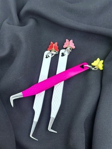 Pince à épiler pour extensions de cils 90/Boot Light Grey/Hot Pink, en acier inoxydable, pointe en fibre de précision, antidérapante, avec breloque papillon - Product Image 5