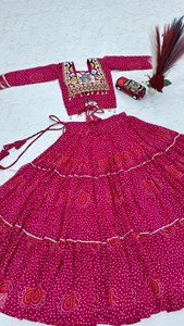 Conjunto de Lehenga con Estampado de Bloques Rosa, Top Corto Bordado, Falda Escalonada, Vestido para Festivales Indios y Pakistaníes - Product Image 5