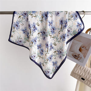 批发定制印花佩斯利丝缎方巾，酒红色和绿色，适合商务制服和礼品促销 - Product Image 3