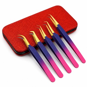 Ensemble de 6 pinces à cils roses et violettes à pointe dorée avec étui, pinces à cils courbées de précision pour l'application de volume - Product Image 1