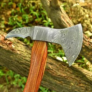 Hache à barbe de style Viking en acier Damas forgé sur mesure avec manche en bois et fourreau en cuir, hache de menuisier OEM personnalisée - Product Image 4