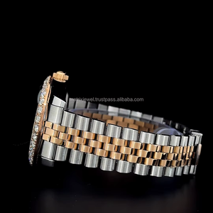 Elegante reloj de acero inoxidable con bisel de diamantes, hecho a mano, con incrustaciones de moissanita, completamente cubierto de moissanita, movimiento de cuarzo. - Product Image 5