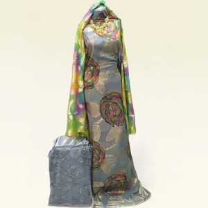 Châle vert doré Fransawi Dirac avec motif floral multicolore et feuilles métalliques, tenue de mariage somalienne de luxe - Product Image 3