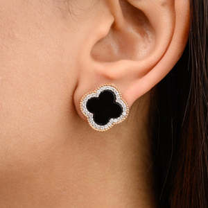 Pendientes de Oro Blanco de 18K con Ónix en Forma de Trébol y Diamantes Pavé - Product Image 1