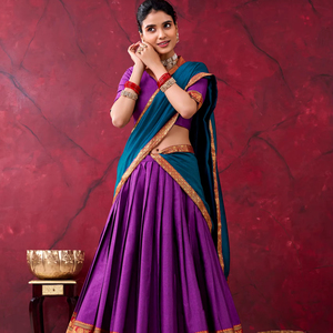 ชุดเลเฮนกาโชลีผ้าไหมปักลายหนักสำหรับงานแต่งงานและงานปาร์ตี้ พร้อมผ้าคลุมไหล่ ผู้ส่งออกและจำหน่ายจากอินเดีย - Product Image 1