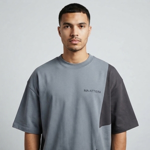 Camiseta de Hombre Gris Oscuro con Bloques de Color, Cuello Redondo, Manga Corta, Corte Holgado, Estilo Casual Urbano - Product Image 1