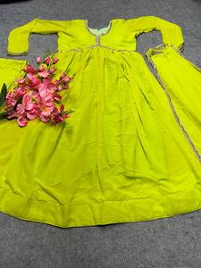 Robe de soirée attrayante de couleur vert perroquet avec col en V et miroir intégré, coupe classique et confectionnée en tissus de haute qualité. - Product Image 5