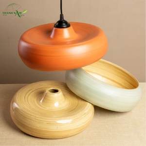 Lampe suspendue en bambou tissé à la main avec une forme organique lisse - Product Image 1