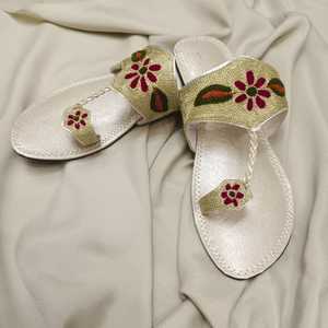 Sandales à lanières brodées florales pour femmes, modèles personnalisés, faible MOQ et prix, chaussures d'été antidérapantes à bout ouvert pour femmes et filles - Product Image 2