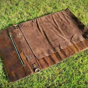 Sac de transport pour couteaux de chef en cuir véritable de luxe avec protection anti-odeur, sangle réglable et fermeture à boucle sécurisée LSKR-0083 - Product Image 1