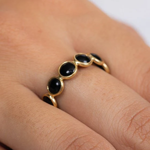 Bague d'éternité en or 18 carats avec onyx noir - Bague de mariage ajustable pour femme avec pierres précieuses - Product Image 1