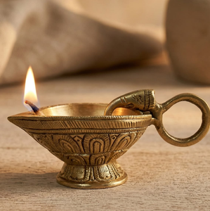 Soporte de latón para lámpara de aceite Diya, con forma de trompa de elefante tallada, para rituales de Puja, disponible a precios de mayorista. - Product Image 1