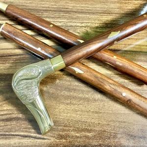 Bâtons de marche rustiques modernes en bois naturel écologique avec poignée en laiton poli, idéaux pour les cadeaux - Product Image 1