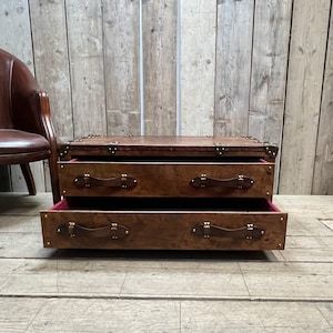 Table basse en bois de manguier faite à la main, coffre de rangement en cuir buff, cloutée de laiton, meuble vintage pour salon - Product Image 6