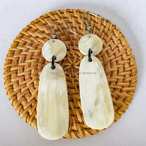 Pendientes Clásicos de Cuerno de Búfalo Natural, Diseño Personalizado con Piedra Natural para Bodas y Otras Ocasiones, por FWE Natural Crafts - Product Image 6