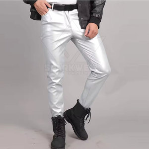 กางเกงขายาวทรงตรงสีขาวเคลือบ PU สำหรับผู้ชาย เอวกลาง ซิปหน้า สไตล์ลำลอง พร้อมเข็มขัดตกแต่ง - Product Image 2