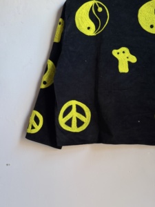 Veste en velours noir brodée avec des motifs de paix et de Yin et Yang |   Manteau bohème fait main pour festival |   Vêtements d'extérieur tendance hippie - Product Image 3