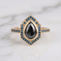 Bague de fiançailles Art Déco 1,20 carats avec halo en forme de bouclier, en or massif 14 carats, ornée d'un diamant noir taille poire et de diamants bleus accentués