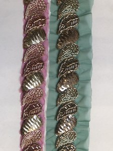 Bordure de sari exquise et fantaisie, ornée à la main, écologique, à motif floral festonné, avec paillettes métalliques et broderie de perles de précision, qualité supérieure 100% - Product Image 1