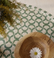 Table basse en bois de luxe faite à la main avec plateau en résine, structure en bois, design moderne, motif vert et blanc pour salon
