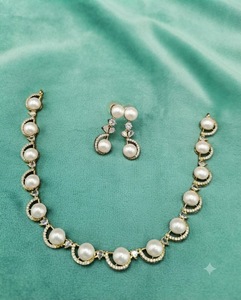 Parure Collier et Boucles d'Oreilles Pendantes en Plaqué Or Antique avec Perles d'Imitation Diamant Américain et Arche Courbe Pavée pour Femme - Product Image 6