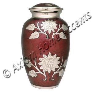 Urna de latón artesanal con grabados personalizados y un diseño clásico para apreciar recuerdos de Axiom Home Accents - Product Image 4