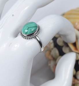 Anillo de malaquita natural ovalada tallada en plata de ley 925, hecho a mano, para fiestas, para mujer, joyería al por mayor. - Product Image 3